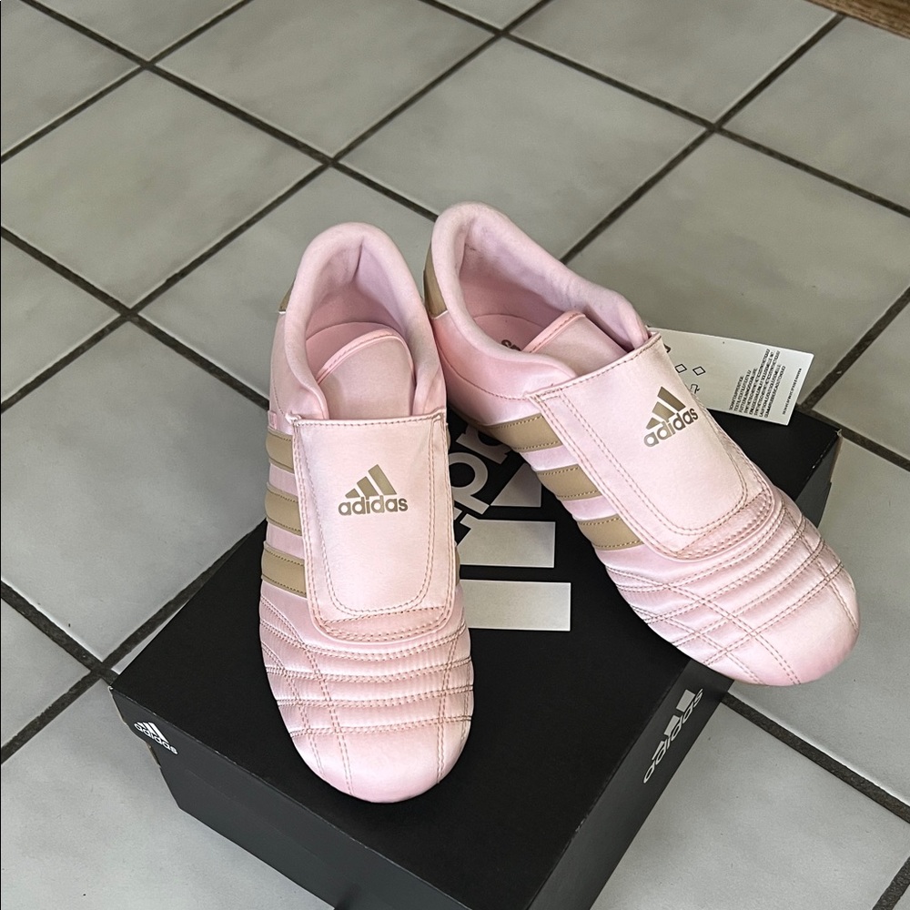Adidas Taekwondo Baby with cream accents, Women’s 8.5.

#adidas #taekwondo #pink - Picture 4 of 11